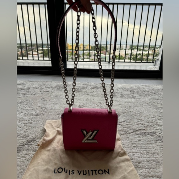 Louis Vuitton a small pink bag, looks like a new! 🩷 - Picture 4 of 15